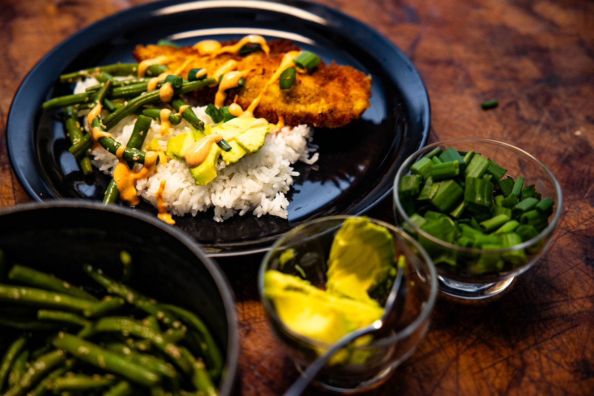 Fried chicken served with rice and fresh green beans